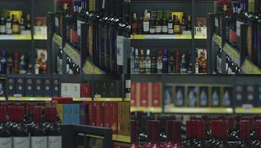 货架上的白酒红酒【3段套组】高清在线视频素材下载