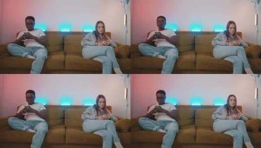 非洲裔美国人和一个高加索女孩坐在沙发的不同角落往里看高清在线视频素材下载
