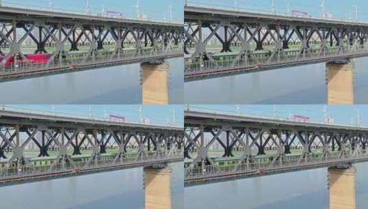 和谐号绿皮火车驶过武汉长江大桥高清在线视频素材下载