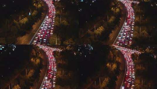 夜晚的泰城，车水马龙色彩斑斓高清在线视频素材下载