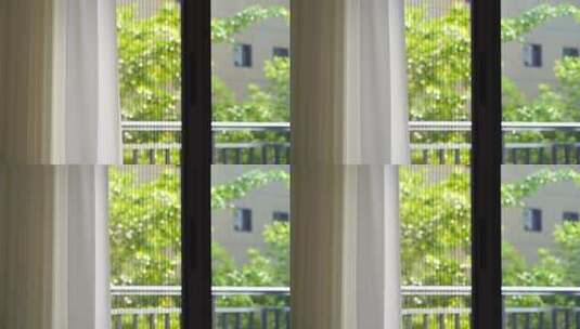 风吹窗帘窗户白色窗帘飘动阳光透过白色窗帘高清在线视频素材下载