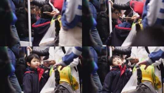 地铁上小男孩与母亲玩耍高清在线视频素材下载