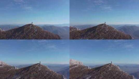 航拍山顶的背包客、登山徒步旅行高清在线视频素材下载