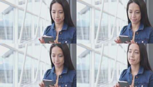 女子在香港机场使用手机高清在线视频素材下载