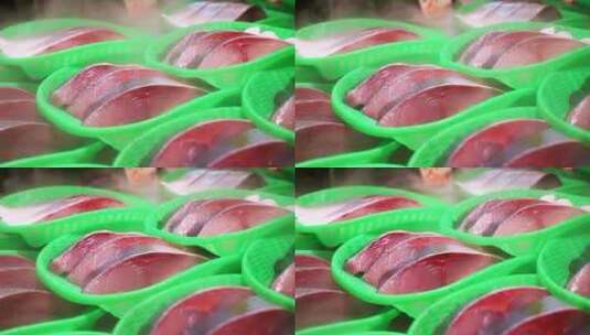 塑料盘中分割好的冰鲜三文鱼高清在线视频素材下载