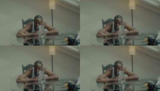 非洲肌肉男坐在餐桌前高清在线视频素材下载