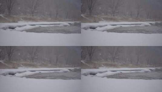 雪季河流在结冰的河岸转弯全景4k50帧灰片高清在线视频素材下载