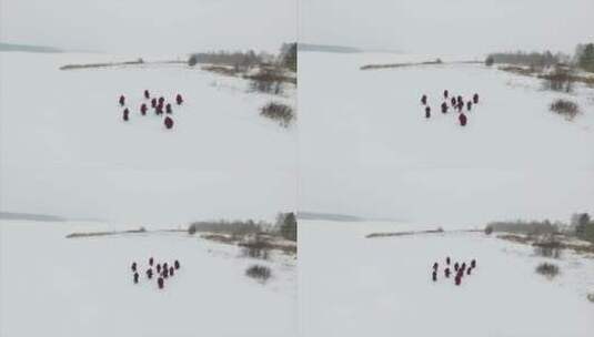 走在雪地里的僧侣们高清在线视频素材下载