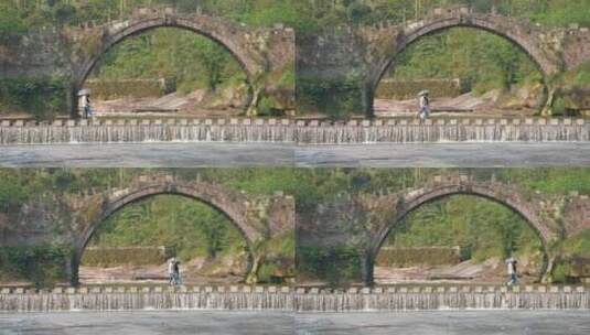 四川广安市万春桥河床上行走的游客高清在线视频素材下载