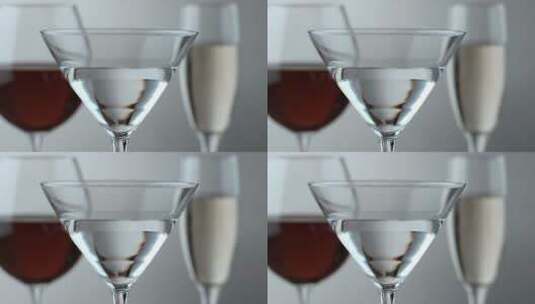 掉入酒杯中的橄榄慢镜头高清在线视频素材下载