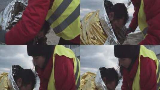 救援人员为遇难者裹上毯子高清在线视频素材下载