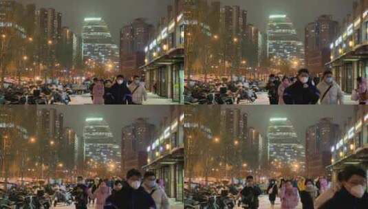 北京大雪望京打工人下班街拍高清在线视频素材下载