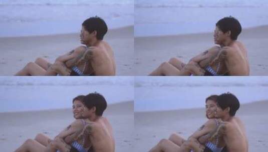 情侣坐在海滩边聊天高清在线视频素材下载