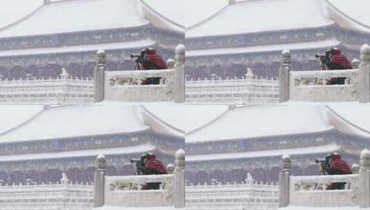摄影师记录雪中的故宫高清在线视频素材下载