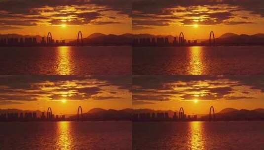 一只鸟飞过日落中的杭州之江大桥高清在线视频素材下载