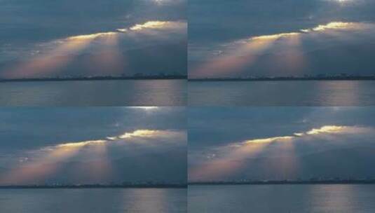 日本镰仓湾上空，太阳透过云层落下高清在线视频素材下载