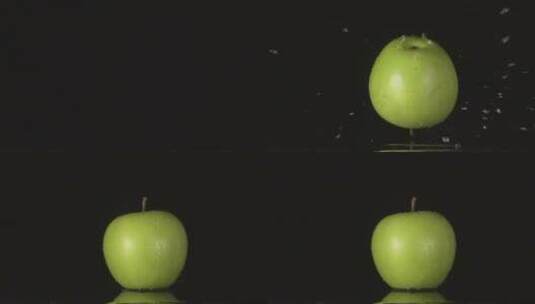 绿色苹果落在黑色背景上高清在线视频素材下载