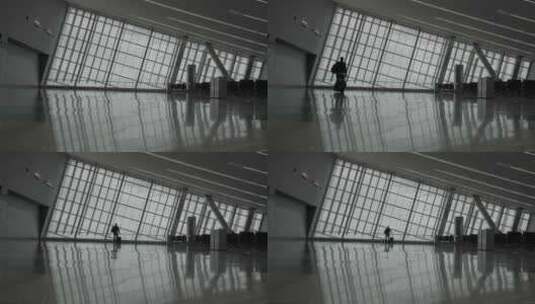 一个人在空荡荡的机场走向窗户高清在线视频素材下载