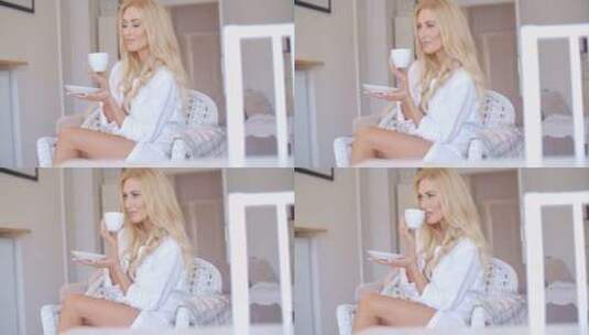 喝咖啡的快乐金发女人高清在线视频素材下载