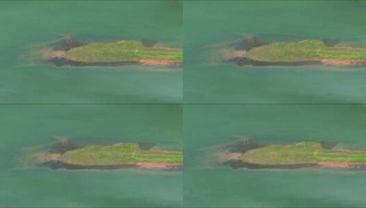 俯拍蓝色湖泊岛屿唯美竖屏高清在线视频素材下载