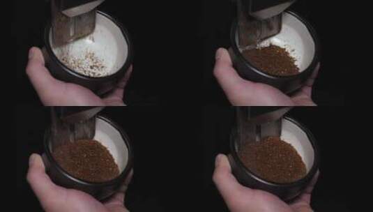 特写用接粉杯接研磨的碎咖啡粉高清在线视频素材下载