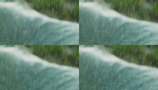 阴天下雨水滴露珠蜘蛛网特写高清在线视频素材下载