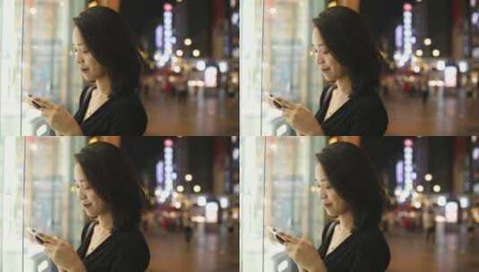 一位中国美女在成都街头看手机发消息高清在线视频素材下载