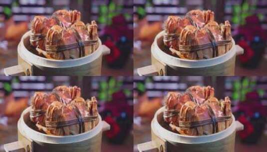 冒着蒸汽的蒸笼里面的中秋节美食大闸蟹螃蟹高清在线视频素材下载