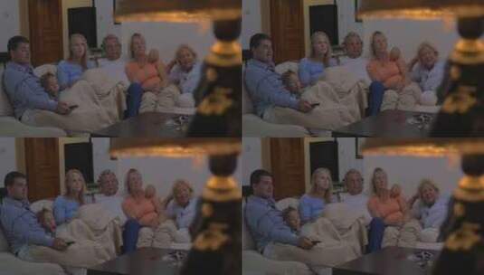 一家人在客厅看电影高清在线视频素材下载