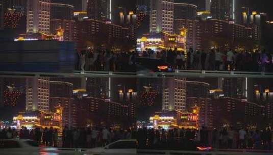 游客站在千厮门嘉陵江大桥看重庆洪崖洞夜景高清在线视频素材下载