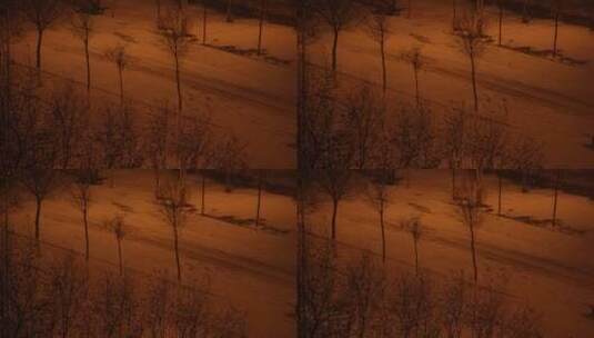 夜晚独自一人孤独的走在下雪天的路上高清在线视频素材下载