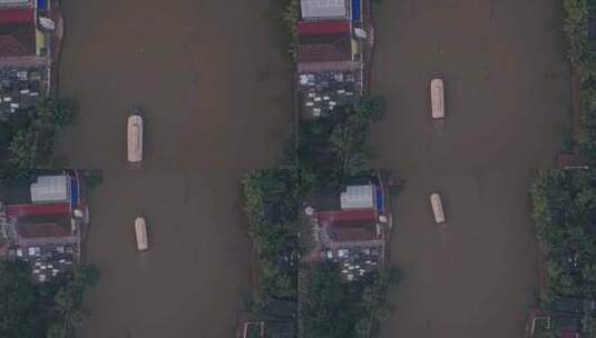 印度阿勒颇喀拉拉邦死水的船屋之旅。空中自上而下的无人机视图高清在线视频素材下载