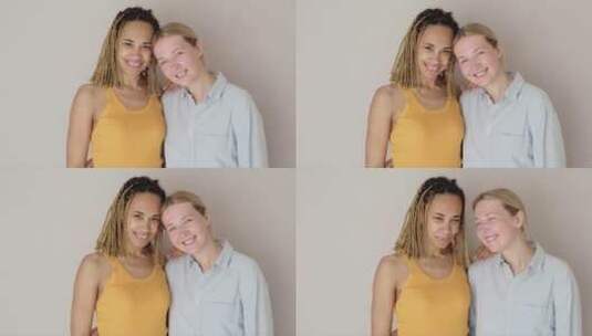 两个摆姿势拍照微笑的女人高清在线视频素材下载