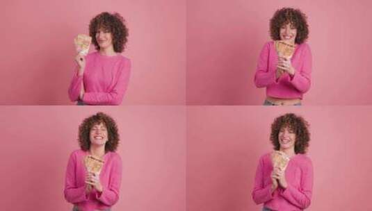 快乐的女人在粉色工作室展示欧元钞票高清在线视频素材下载