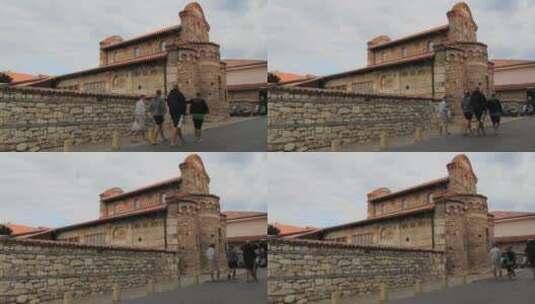 游客经过内塞巴尔保加利亚圣斯特凡教堂高清在线视频素材下载