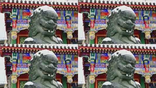 冬天大雪纷飞的北京颐和园古建筑石狮子高清在线视频素材下载