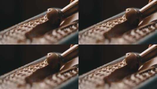 从托盘架焦点上舀巧克力冰淇淋高清在线视频素材下载