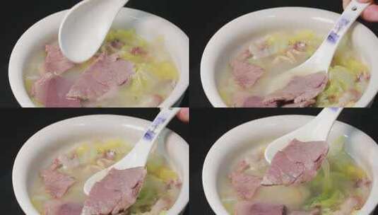 盛有牛肉白菜汤的白色碗高清在线视频素材下载