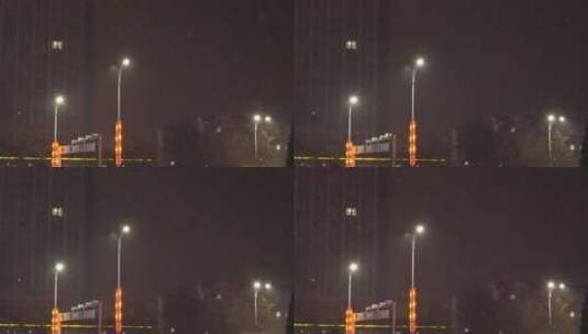 城市夜景下雪慢镜头、路灯下飞舞的雪花素材高清在线视频素材下载