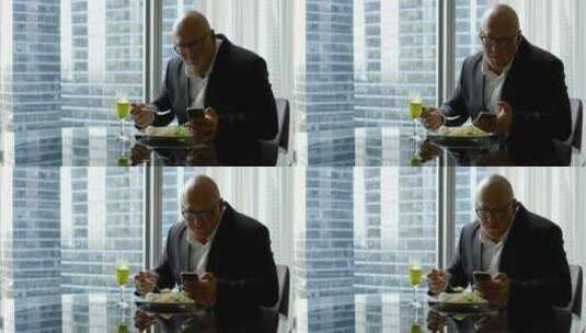 男人在吃饭看手机高清在线视频素材下载