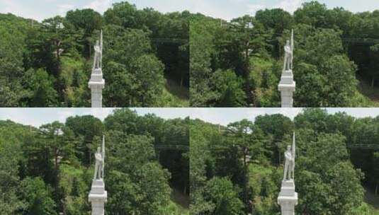 航拍的一座被树木环绕的纪念碑高清在线视频素材下载