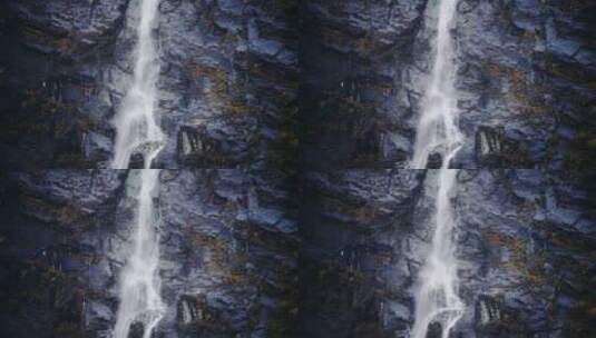 山川岩石飞流下的瀑布高清在线视频素材下载
