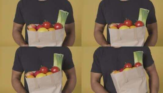 男子拿一袋蔬菜的特写镜头高清在线视频素材下载