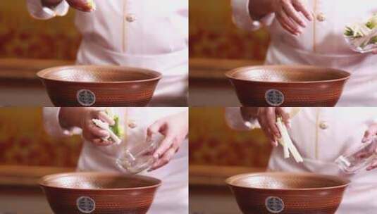 厨师用葱姜水腌制鱼块高清在线视频素材下载