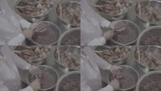 羊汤制作厨师在手掌中切割羊血豆腐中景LOG高清在线视频素材下载