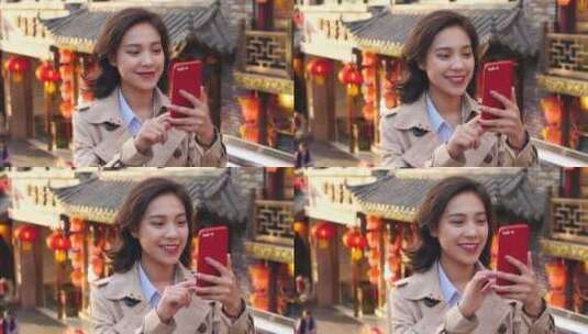 年轻女孩在成都旅游景区用手机打视频电话高清在线视频素材下载