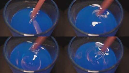 蓝莓果汁粉蓝色果汁粉硫酸铜溶液搅拌溶高清在线视频素材下载