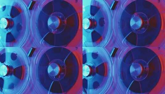 卷轴到卷轴磁带录音机播放RGB led灯泡。旋转复古音乐播放器特写。复古磁带。旋转卷轴红蓝颜色。从上方查看。迪斯科趋势60年代、70年代、80年代、90年代。复古风格高清在线视频素材下载