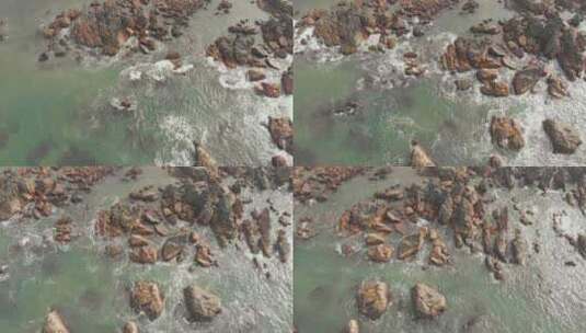 印度北果阿阿兰波海滩上的鸟瞰岩石和石头高清在线视频素材下载