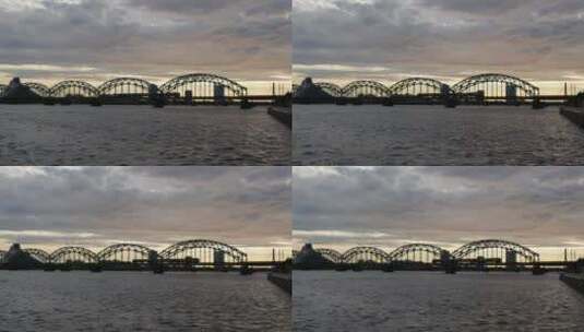 日落时铁路桥的剪影高清在线视频素材下载